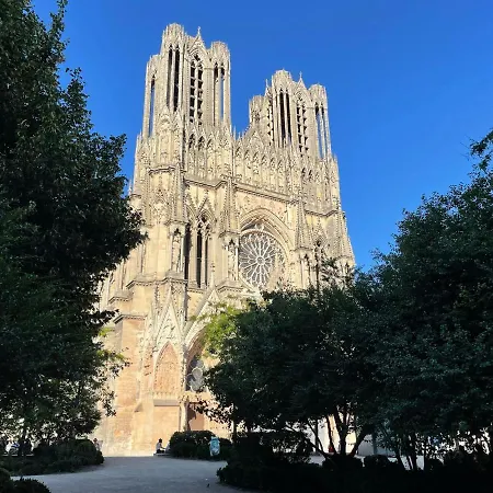 Charme De L'Ancien Pour Cet Appartement Entierement Renove Dans L'Hypercentre De Reims Exterior photo
